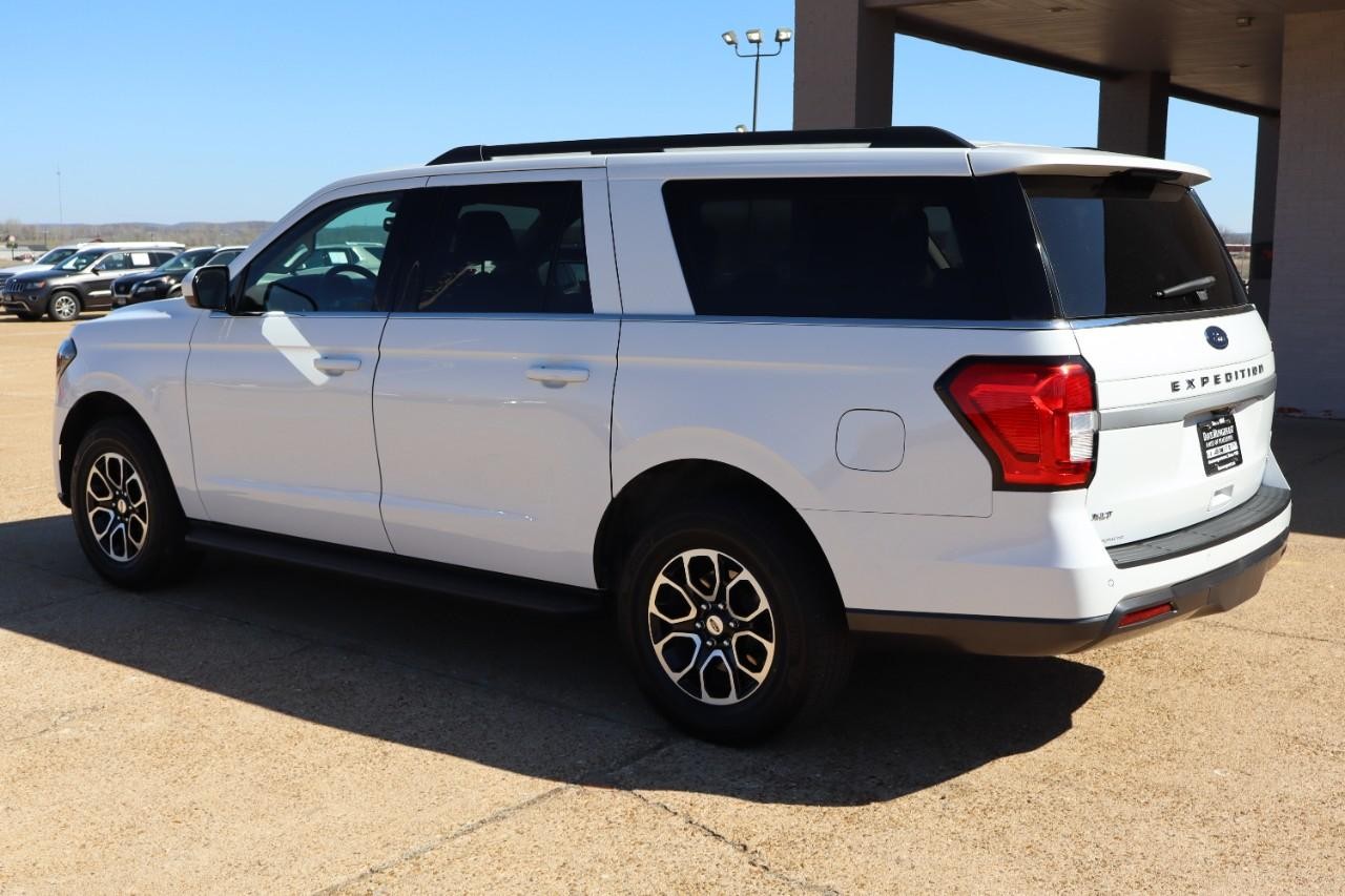 Ford Expedition Max Vehicle Full-screen Gallery Image 3