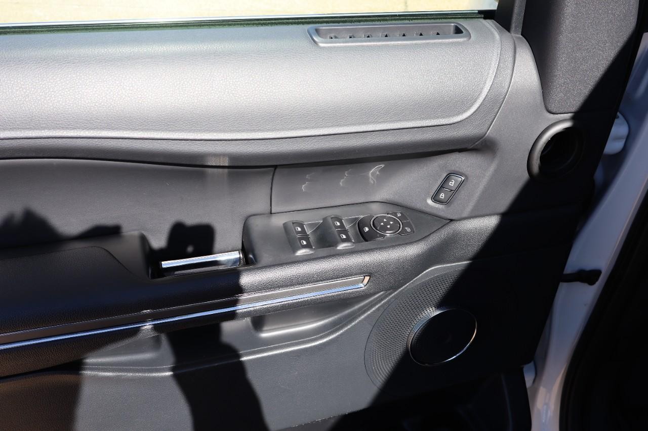 Ford Expedition Max Vehicle Full-screen Gallery Image 11