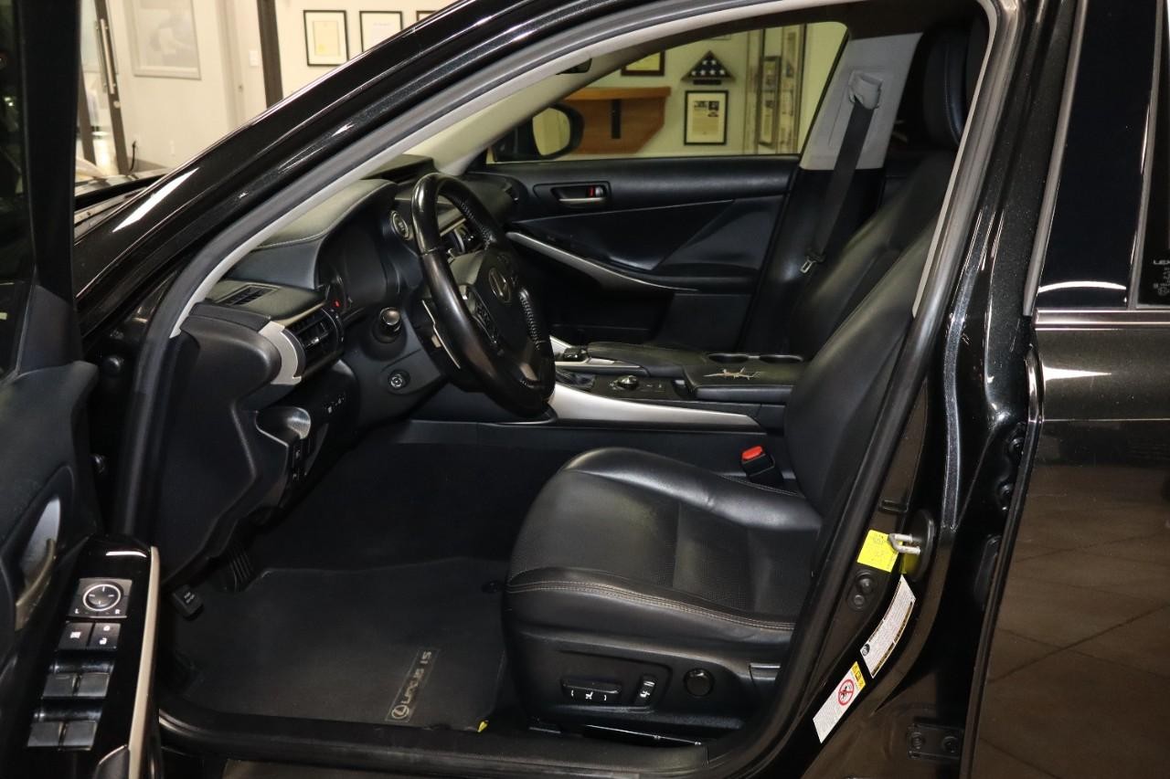 Lexus IS Vehicle Full-screen Gallery Image 8