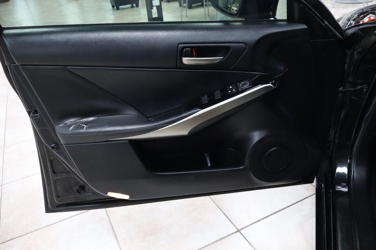 Lexus IS Vehicle Full-screen Gallery Image 9