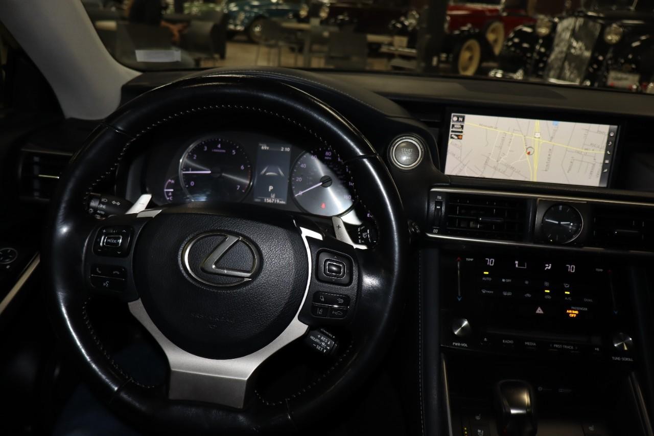Lexus IS Vehicle Full-screen Gallery Image 10