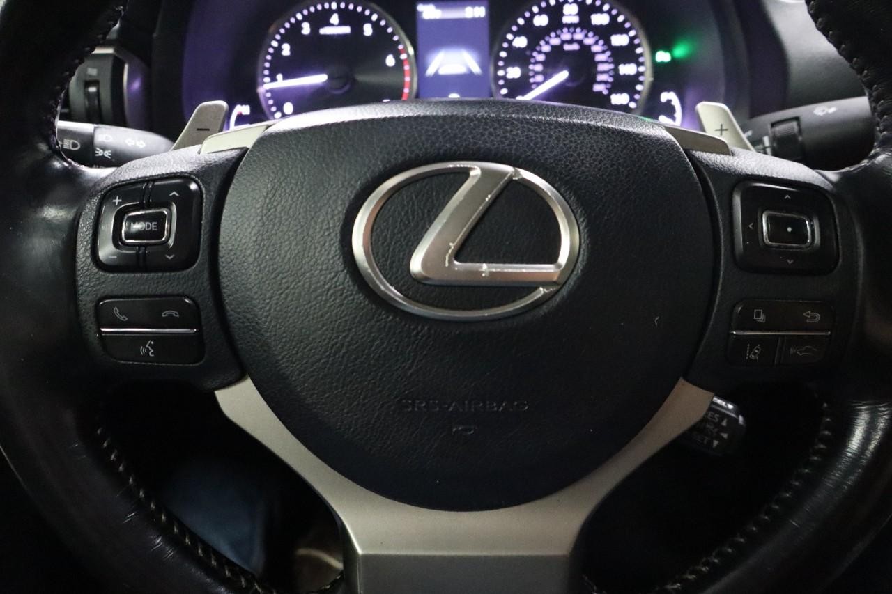 Lexus IS Vehicle Full-screen Gallery Image 11