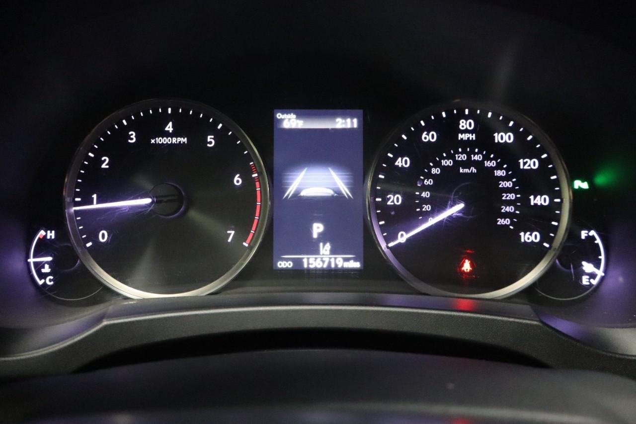 Lexus IS Vehicle Full-screen Gallery Image 12