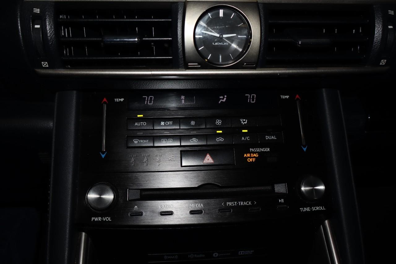Lexus IS Vehicle Full-screen Gallery Image 15