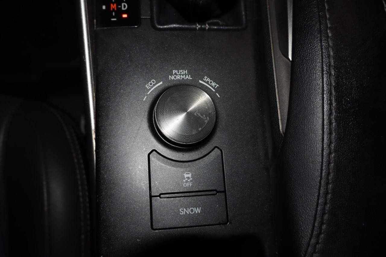 Lexus IS Vehicle Full-screen Gallery Image 18