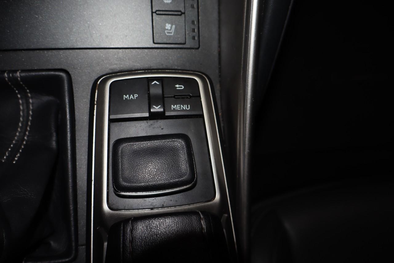 Lexus IS Vehicle Full-screen Gallery Image 19