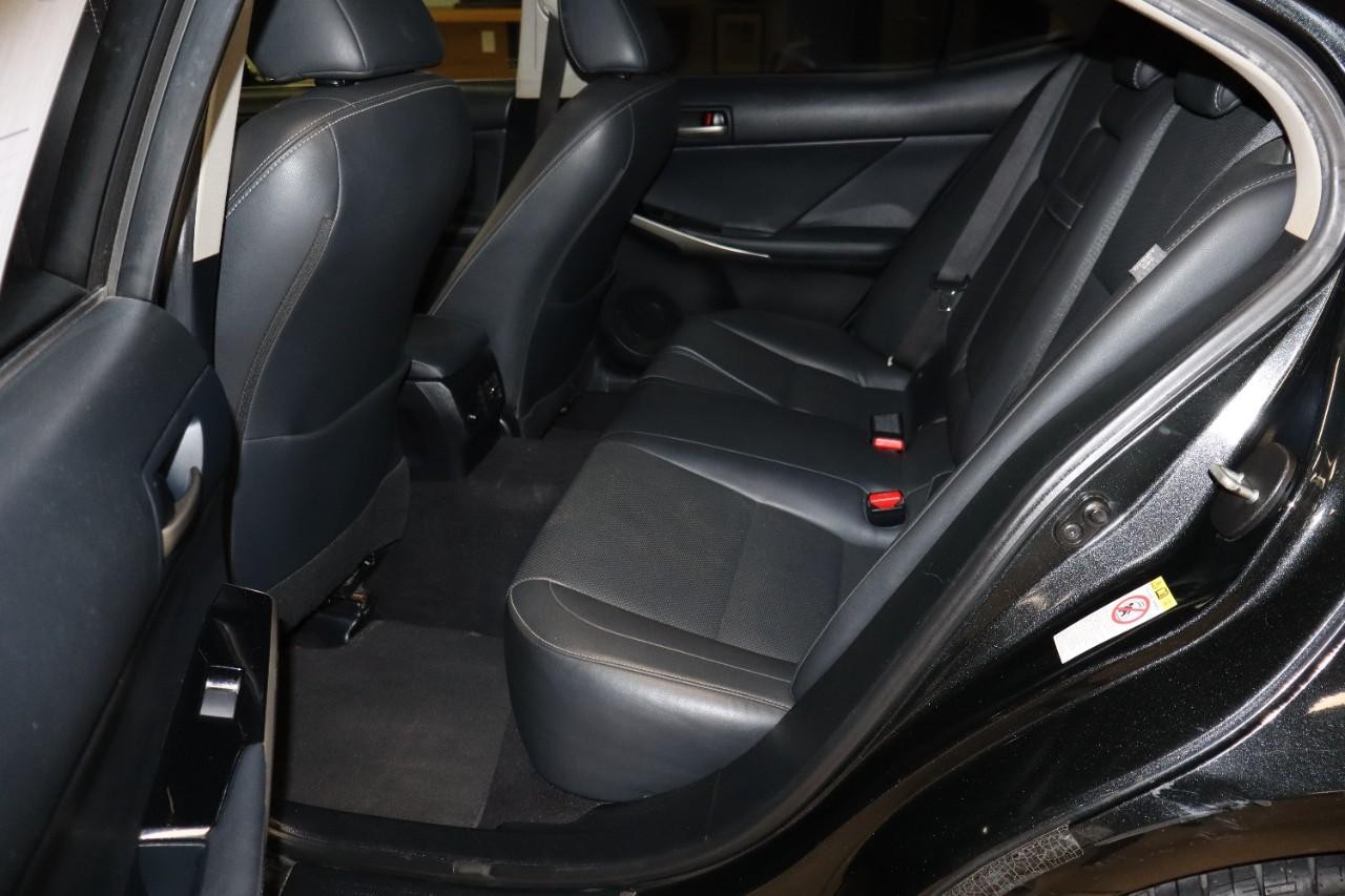 Lexus IS Vehicle Full-screen Gallery Image 20