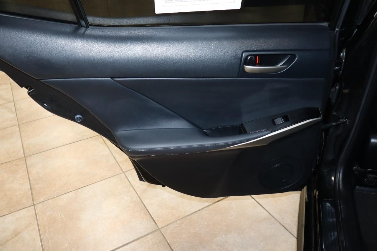 Lexus IS Vehicle Full-screen Gallery Image 21