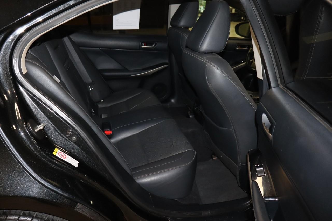 Lexus IS Vehicle Full-screen Gallery Image 23
