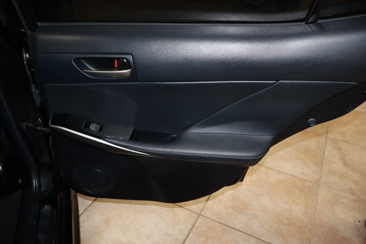 Lexus IS Vehicle Full-screen Gallery Image 24