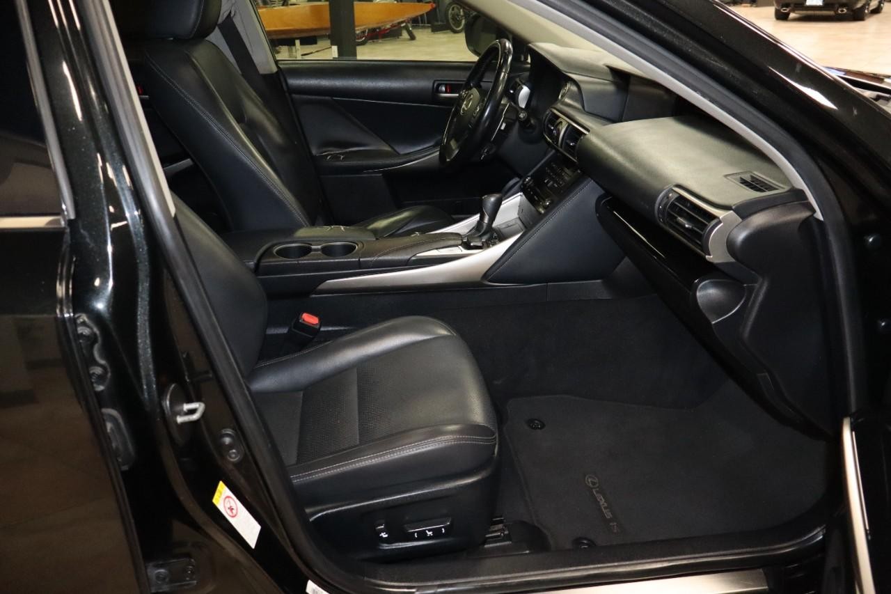 Lexus IS Vehicle Full-screen Gallery Image 25