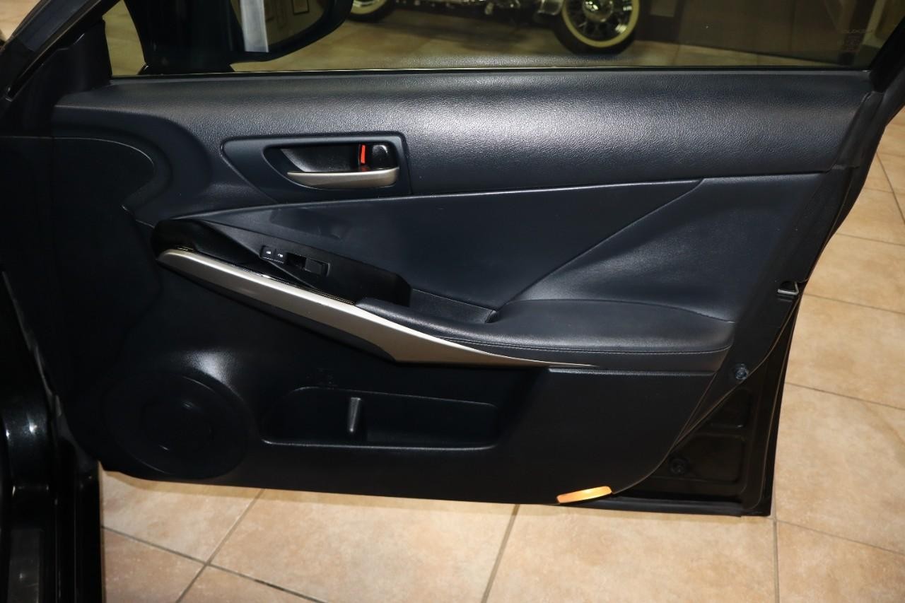 Lexus IS Vehicle Full-screen Gallery Image 26