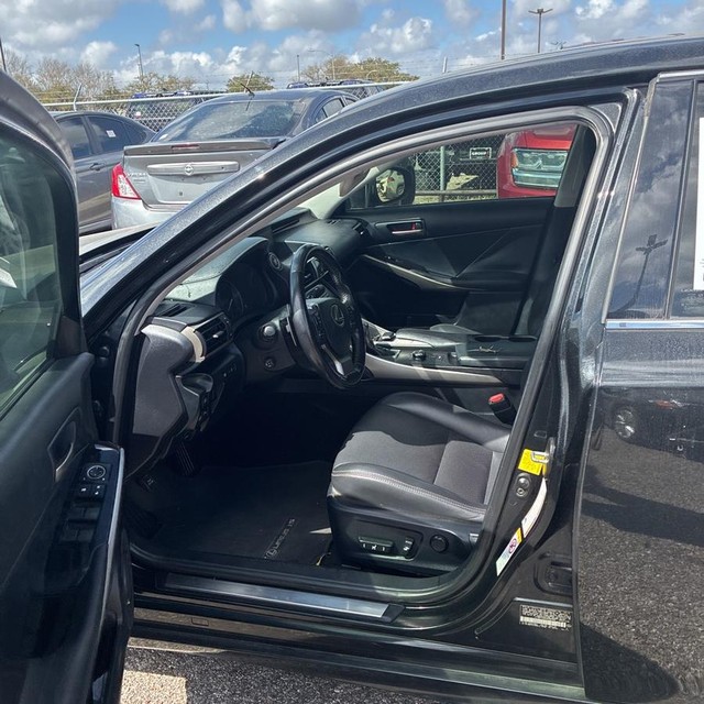 Lexus IS Vehicle Full-screen Gallery Image 6