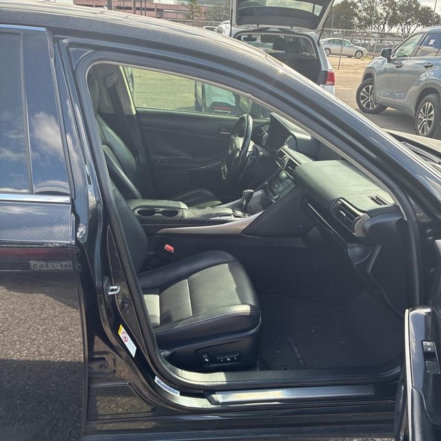 Lexus IS Vehicle Full-screen Gallery Image 7