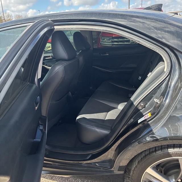 Lexus IS Vehicle Full-screen Gallery Image 8