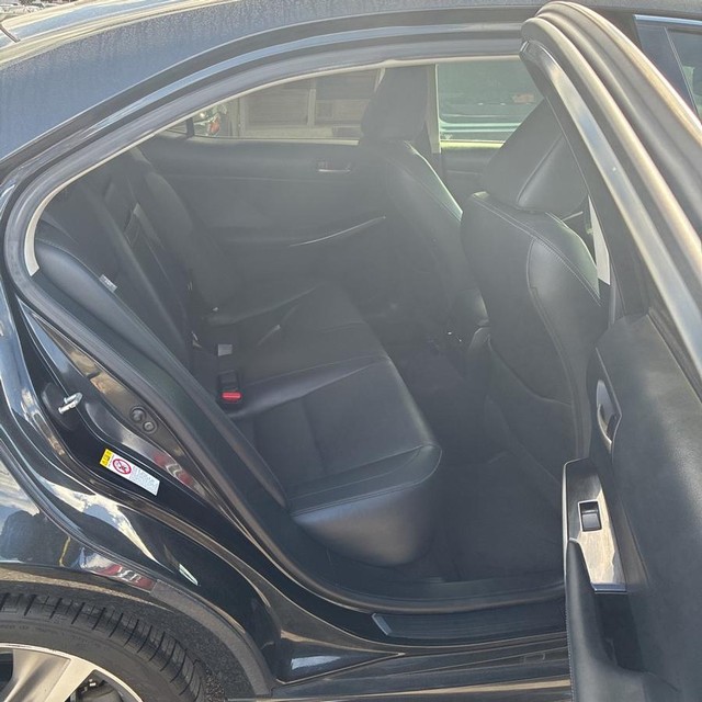 Lexus IS Vehicle Full-screen Gallery Image 9