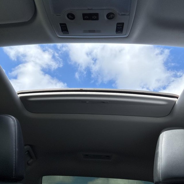 Lexus IS Vehicle Full-screen Gallery Image 10