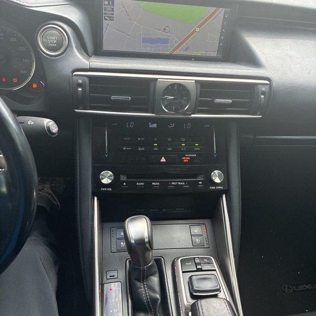 Lexus IS Vehicle Full-screen Gallery Image 11