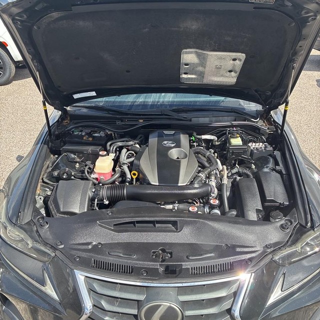 Lexus IS Vehicle Full-screen Gallery Image 12