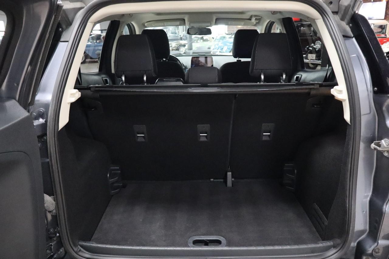 Ford EcoSport Vehicle Full-screen Gallery Image 18