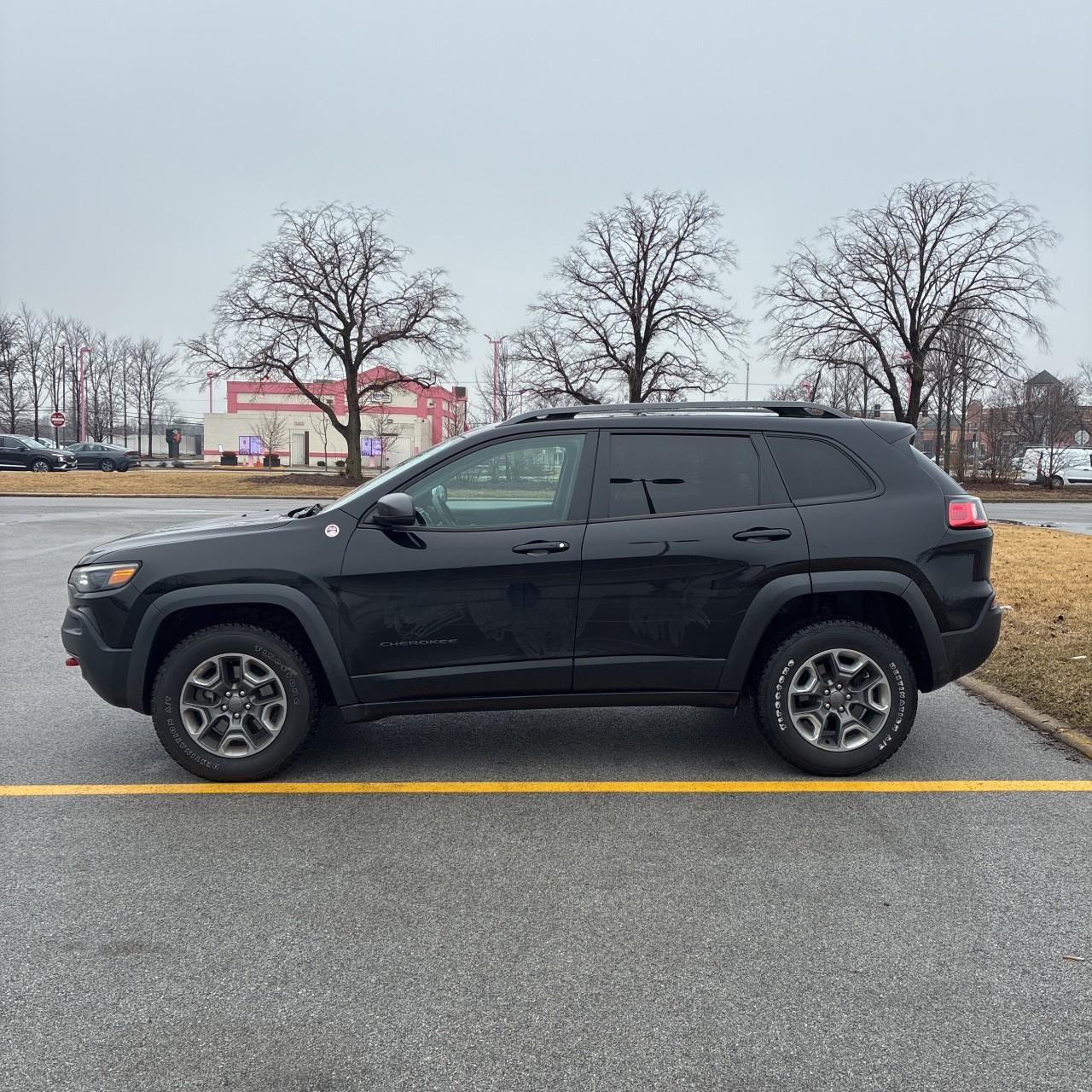Jeep Cherokee Vehicle Full-screen Gallery Image 2