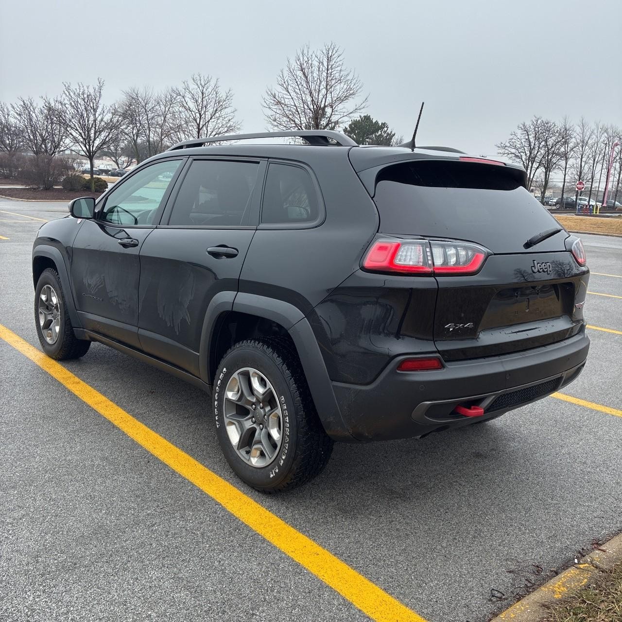 Jeep Cherokee Vehicle Full-screen Gallery Image 3