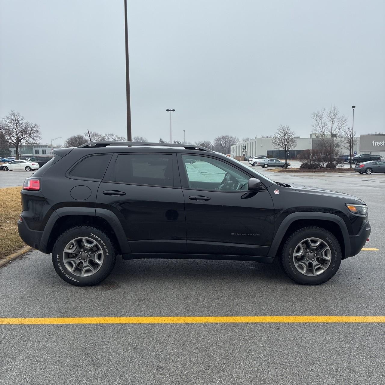 Jeep Cherokee Vehicle Full-screen Gallery Image 6
