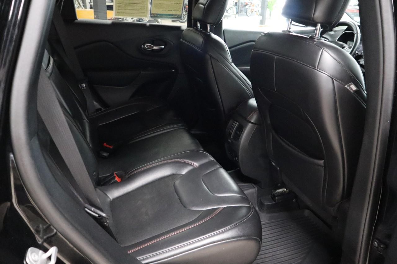 Jeep Cherokee Vehicle Full-screen Gallery Image 22