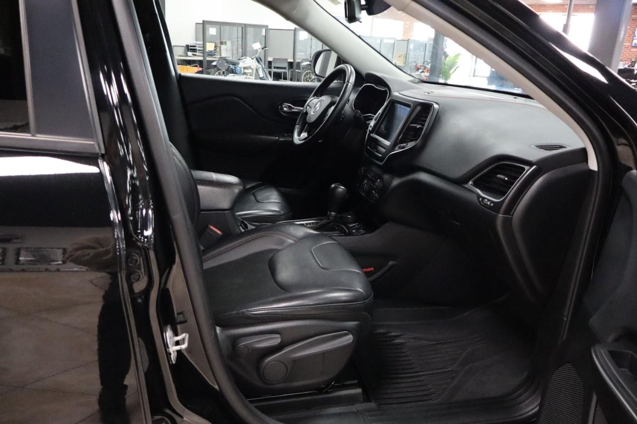 Jeep Cherokee Vehicle Full-screen Gallery Image 23