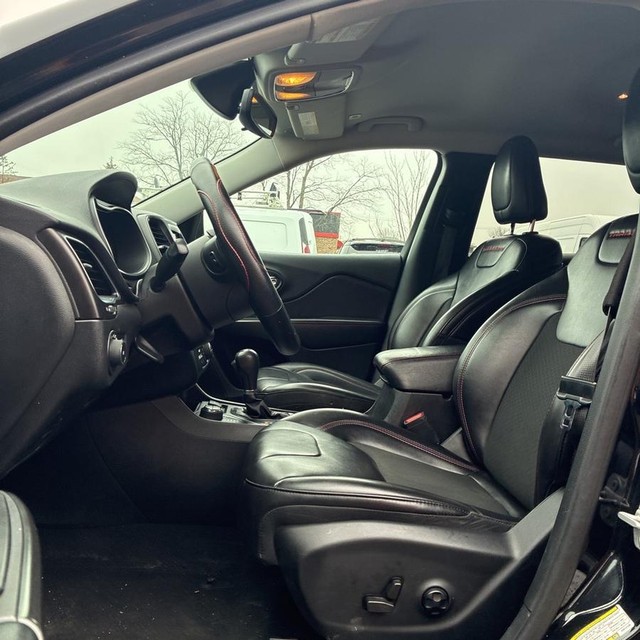 Jeep Cherokee Vehicle Full-screen Gallery Image 11