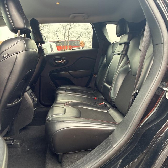 Jeep Cherokee Vehicle Full-screen Gallery Image 13