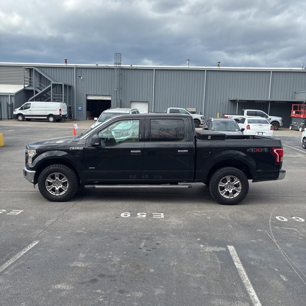 Ford F-150 Vehicle Full-screen Gallery Image 2