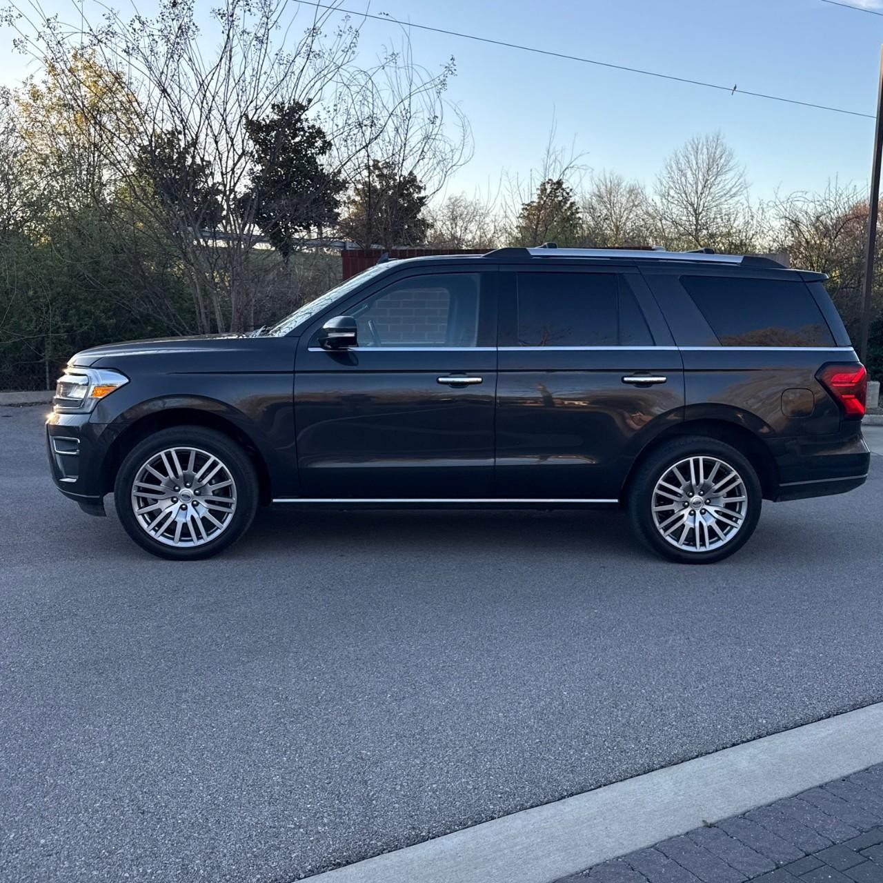 Ford Expedition Vehicle Full-screen Gallery Image 2