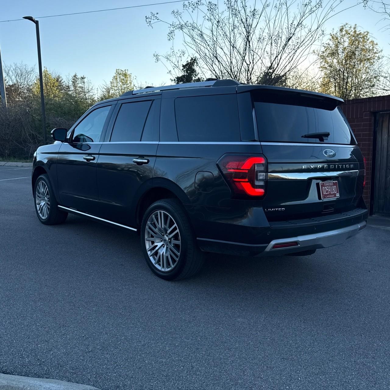 Ford Expedition Vehicle Full-screen Gallery Image 3