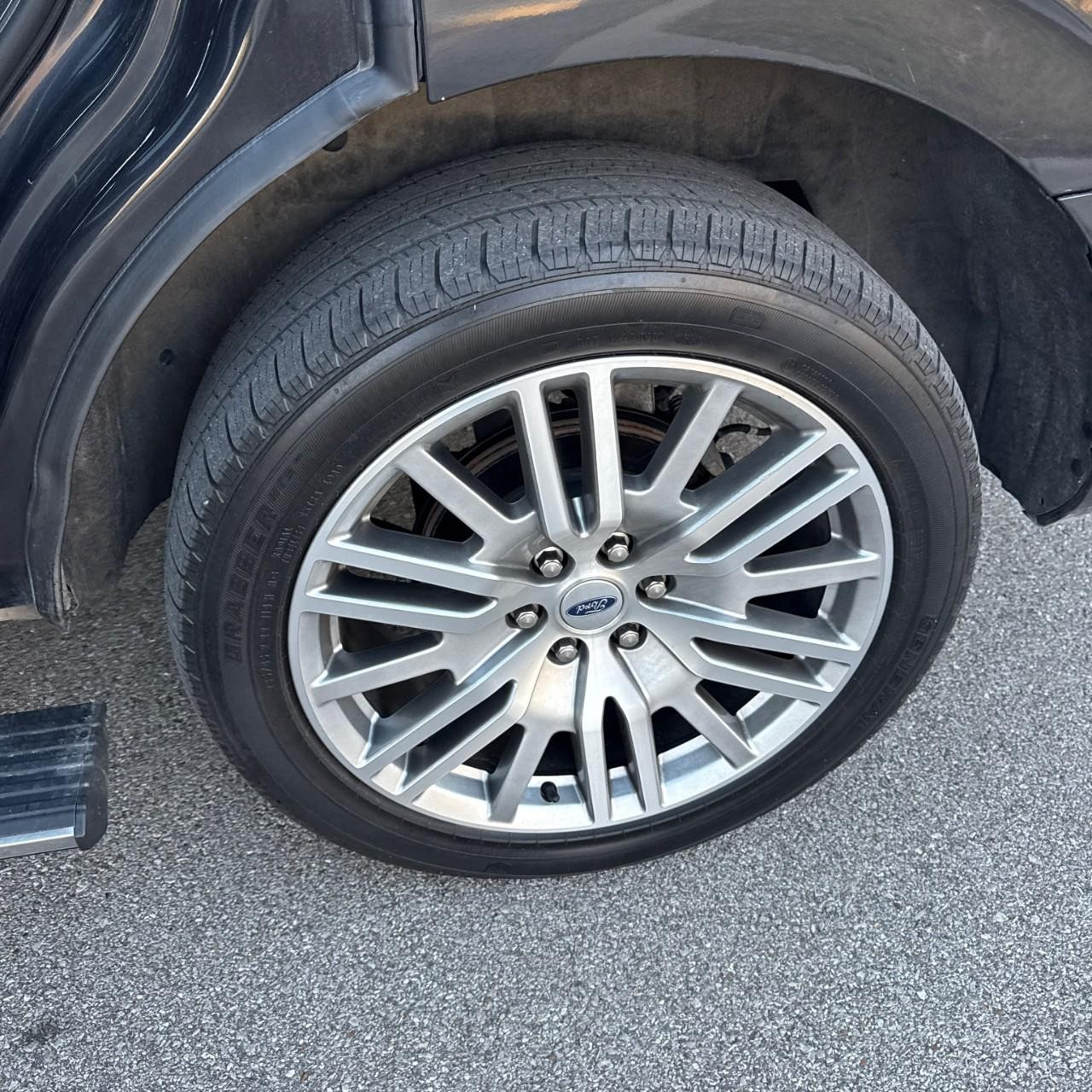 Ford Expedition Vehicle Full-screen Gallery Image 9