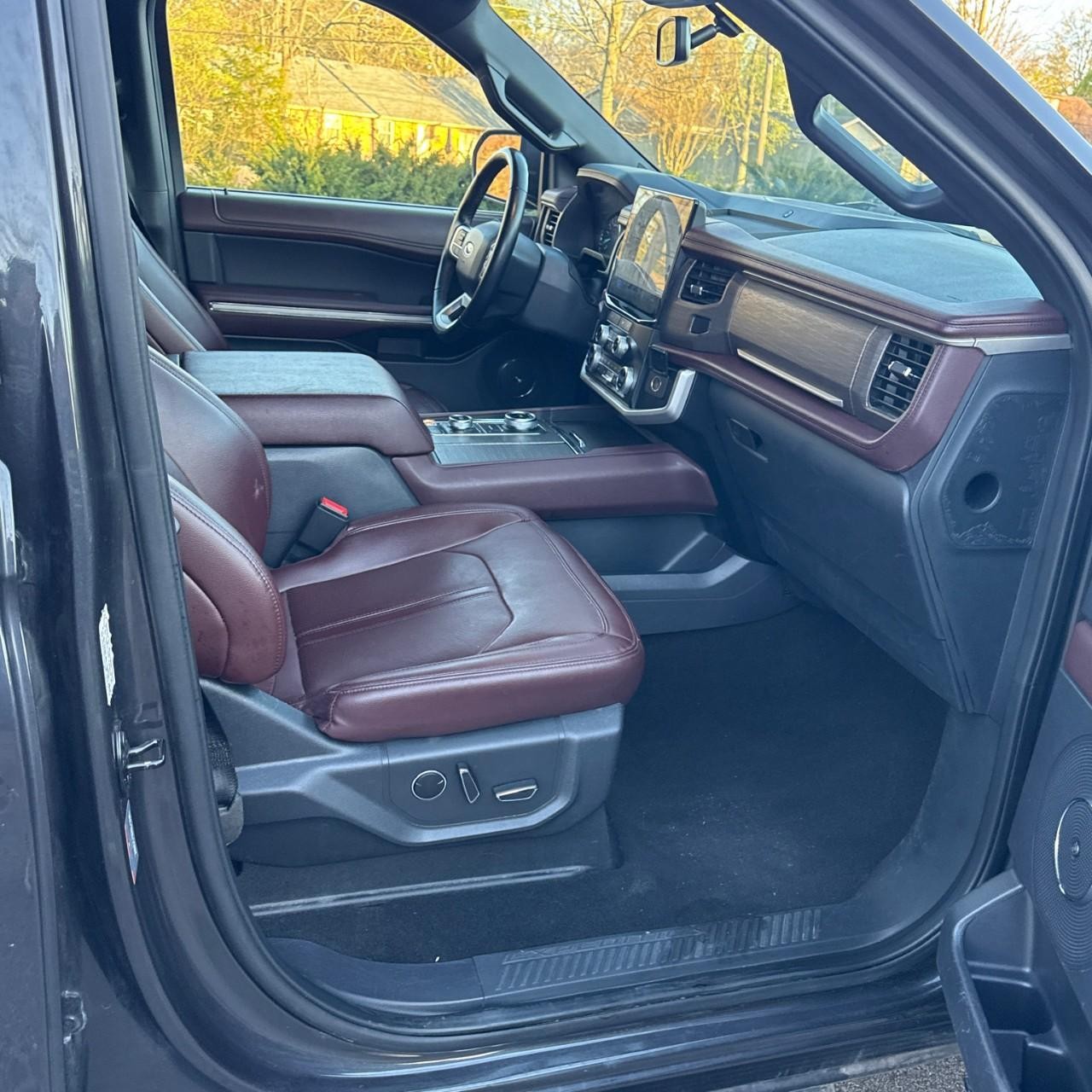 Ford Expedition Vehicle Full-screen Gallery Image 11