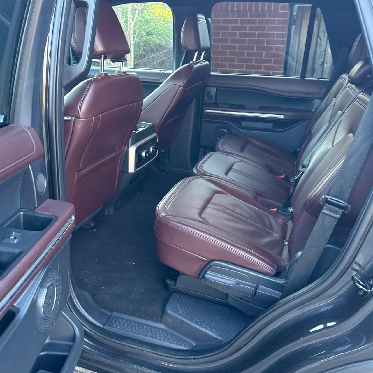 Ford Expedition Vehicle Full-screen Gallery Image 12