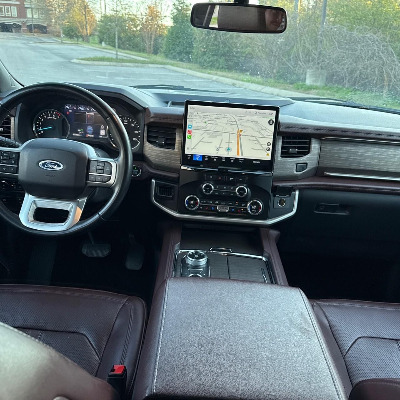 Ford Expedition Vehicle Full-screen Gallery Image 17