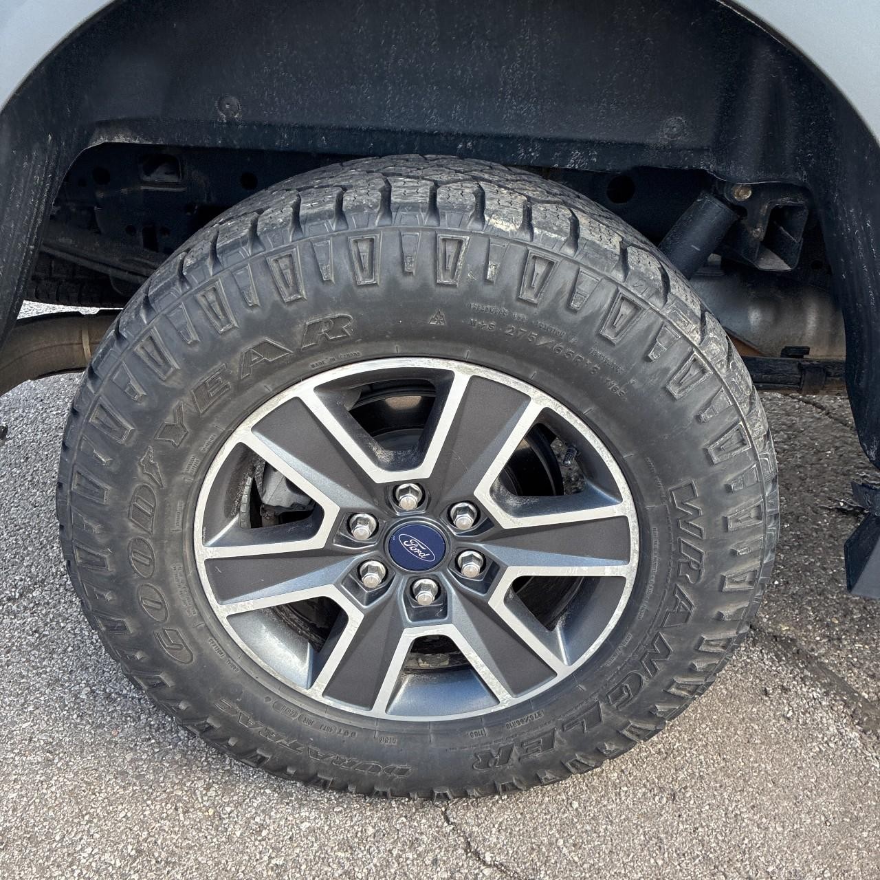 Ford F-150 Vehicle Full-screen Gallery Image 9