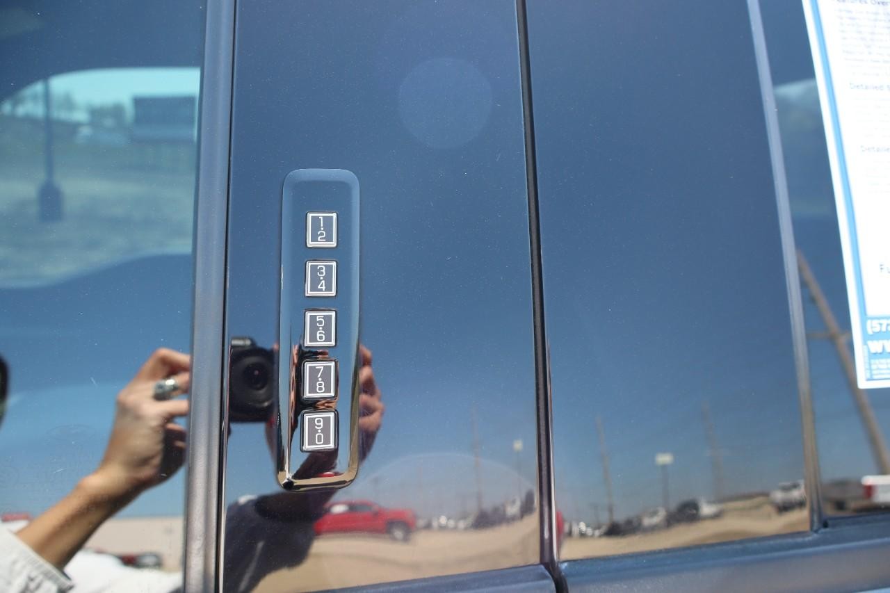 Ford F-150 Vehicle Full-screen Gallery Image 10