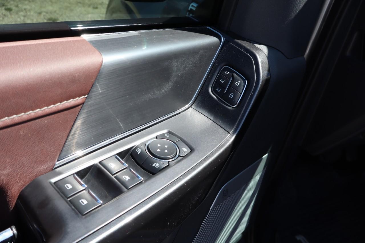 Ford F-150 Vehicle Full-screen Gallery Image 12