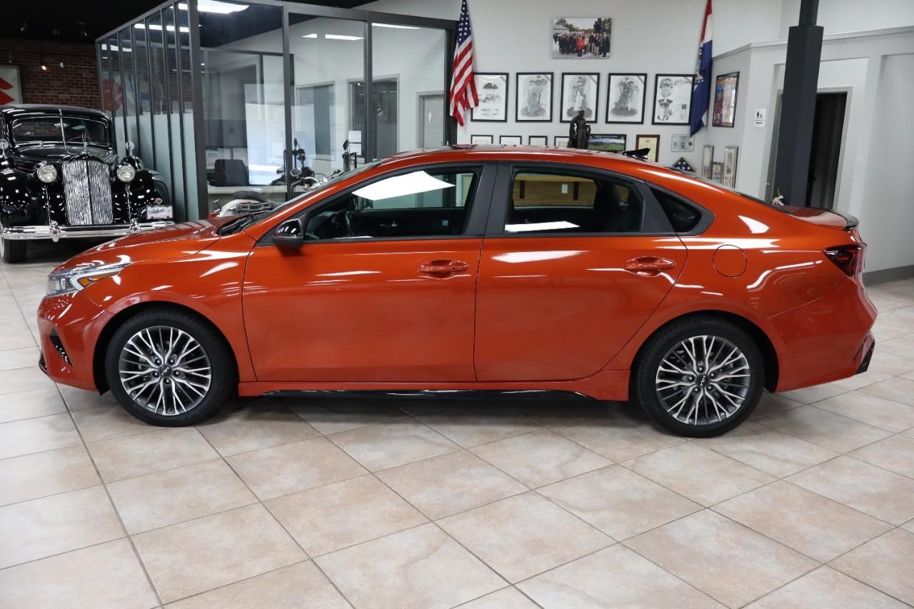 Kia Forte Vehicle Full-screen Gallery Image 2