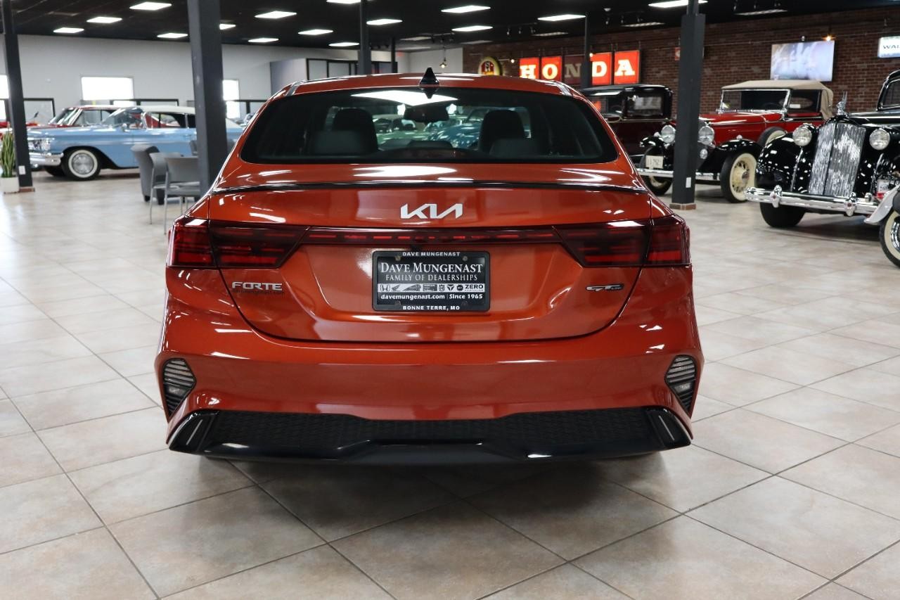 Kia Forte Vehicle Full-screen Gallery Image 4