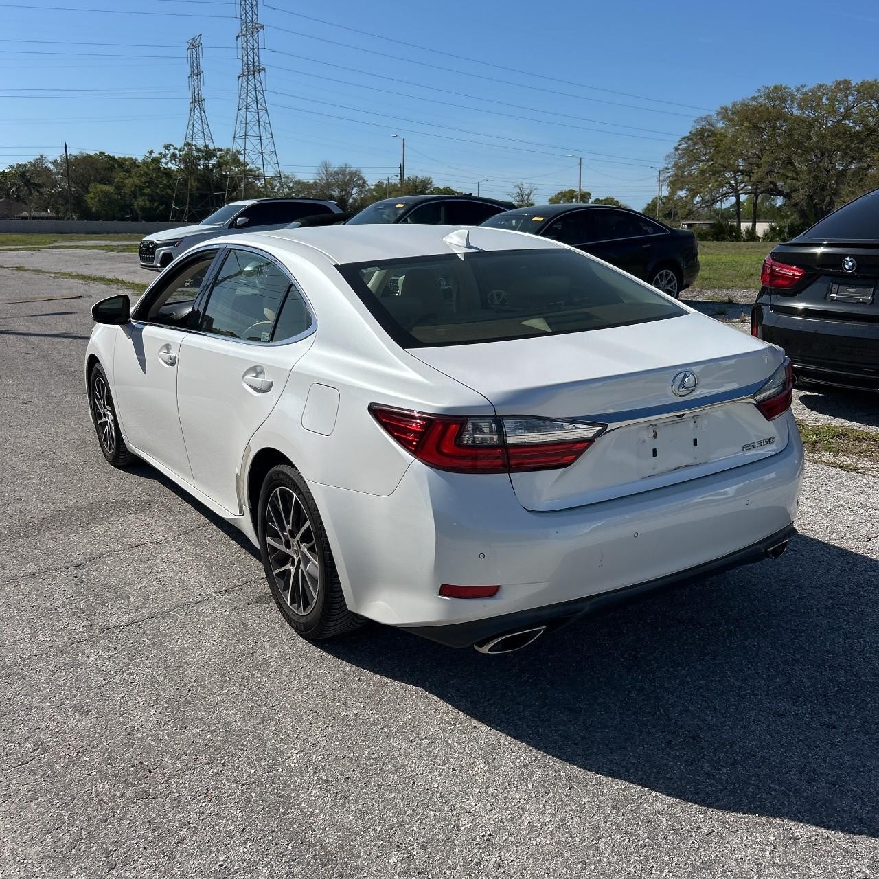 Lexus ES 350 Vehicle Full-screen Gallery Image 2