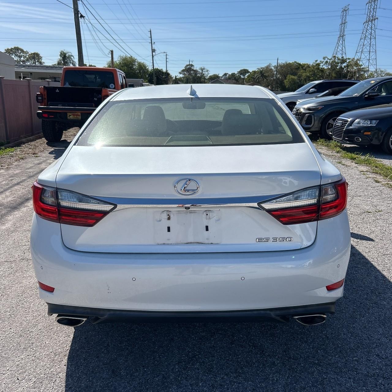 Lexus ES 350 Vehicle Full-screen Gallery Image 3