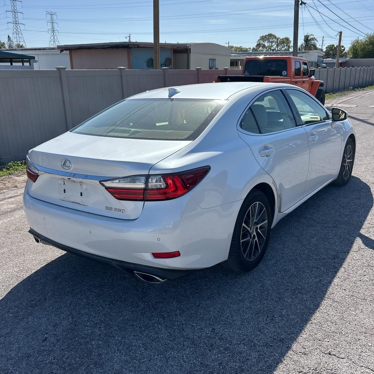 Lexus ES 350 Vehicle Full-screen Gallery Image 4