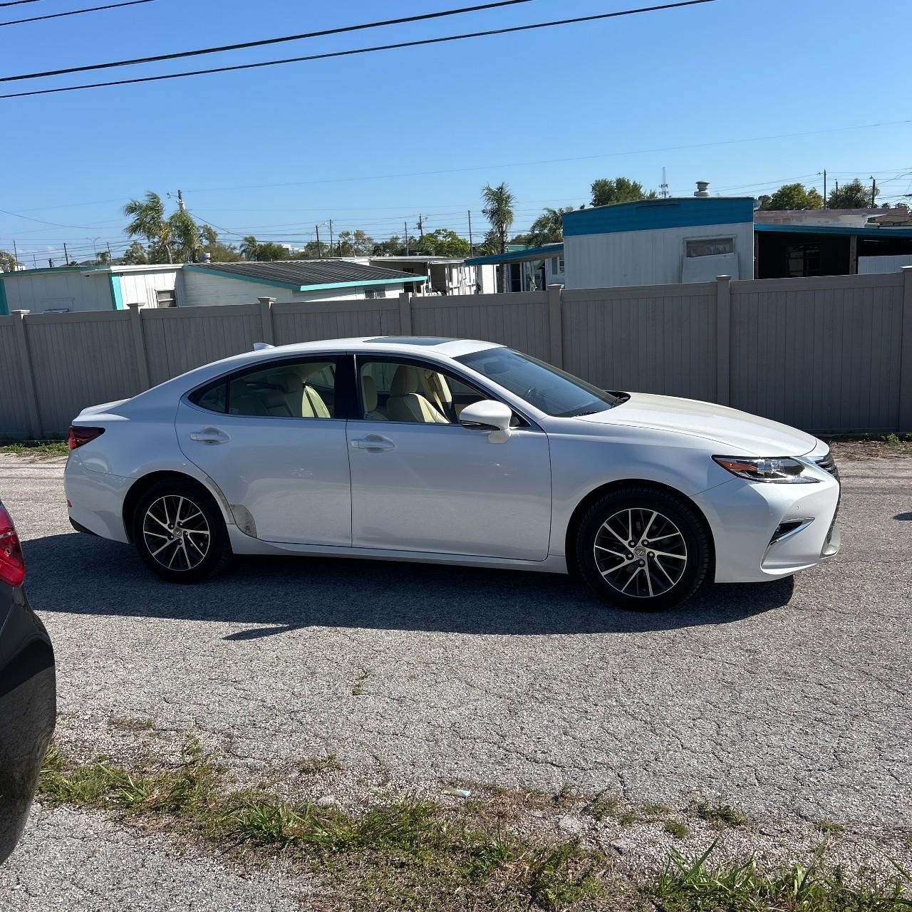 Lexus ES 350 Vehicle Full-screen Gallery Image 5