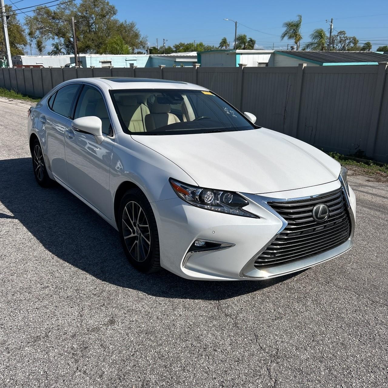 Lexus ES 350 Vehicle Full-screen Gallery Image 6