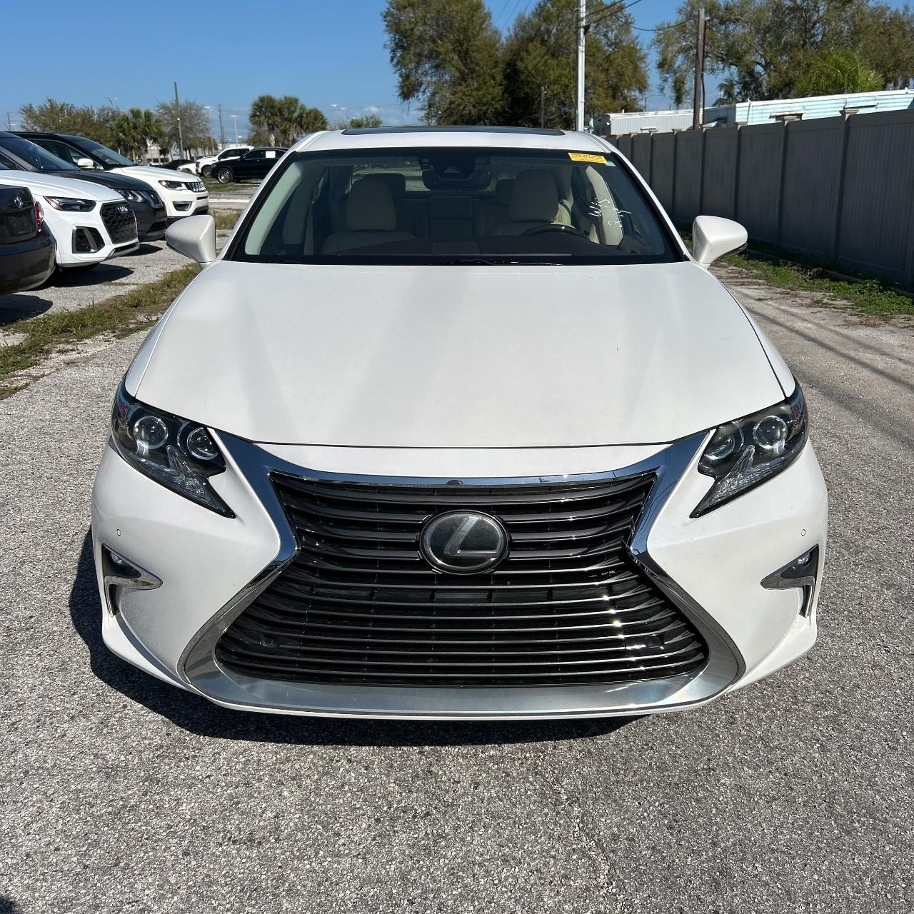 Lexus ES 350 Vehicle Full-screen Gallery Image 7