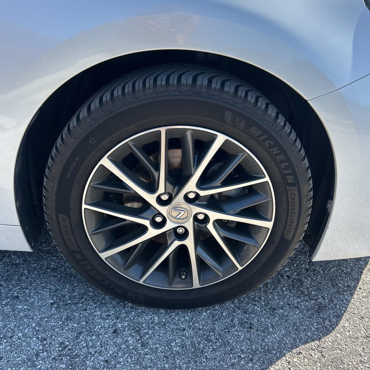 Lexus ES 350 Vehicle Full-screen Gallery Image 8